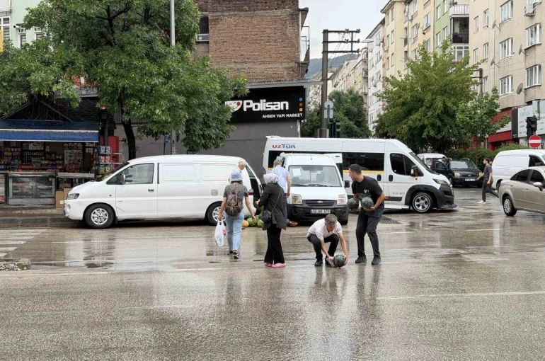 Kamyonetin arka kapağı açılınca karpuzlar yola saçıldı