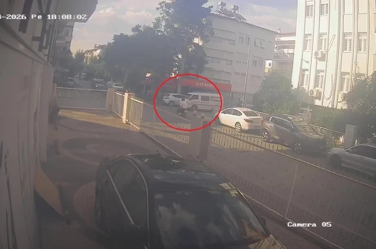 Kamyonetle çarpışan motosikletin sürücüsü kazayı kask sayesinde kazayı hafif sıyrıklarla atlattı