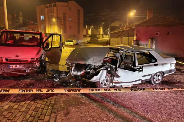 Kamyonetle otomobil çarpıştı, 3 kişi yaralandı