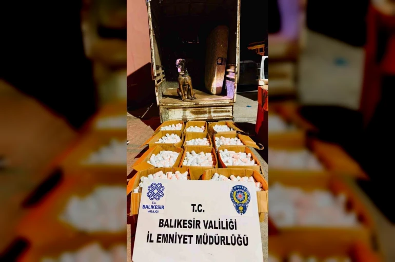 Kamyonette ev eşyası taşınması narkotiğe takıldı: 144 bin 900 adet sentetik hap ele geçirildi