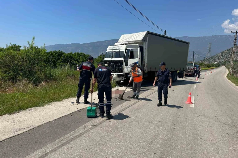Kamyonla çarpışan motosikletli hayatını kaybetti