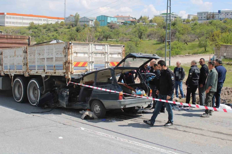 Kamyonun altına giren otomobildeki anne öldü, oğlu ağır yaralandı