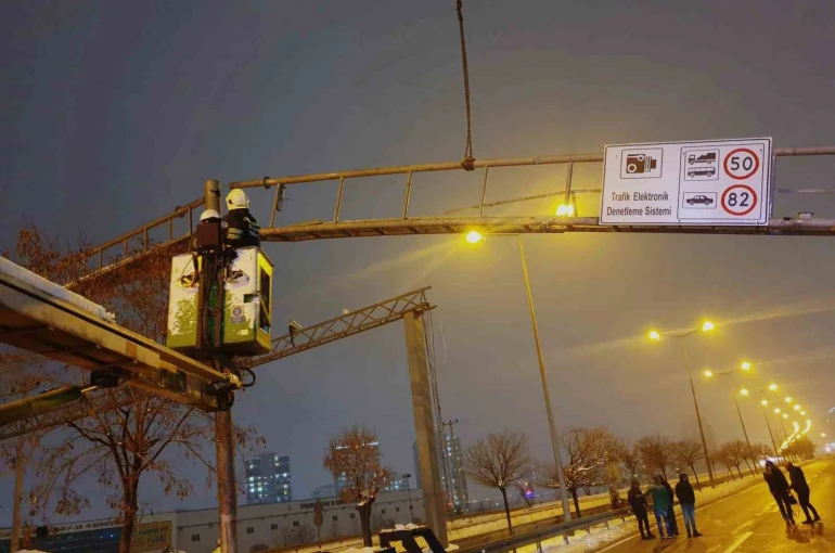 Kamyonun çarptığı trafik levhası itfaiye ekiplerince düzeltildi 