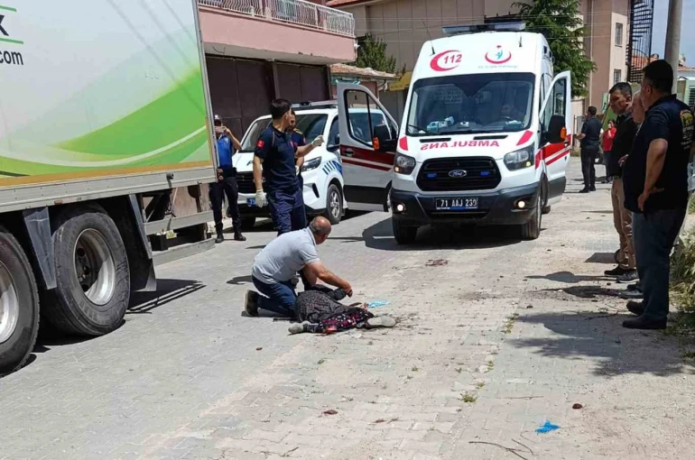 Kamyonun çarptığı yaşlı kadın ağır yaralandı