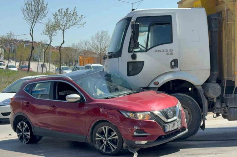 Kamyonun sürüklediği otomobilden burunları bile kanamadan çıktılar