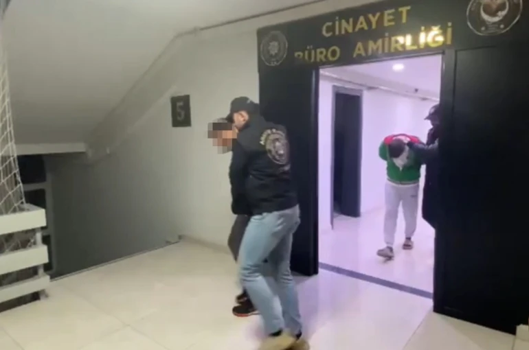 Kan lekesi, annesini öldüren zanlıyı ele verdi