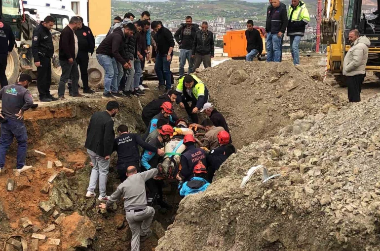 Kanalizasyon çalışması sırasında toprak altında kalan işçi kurtarıldı