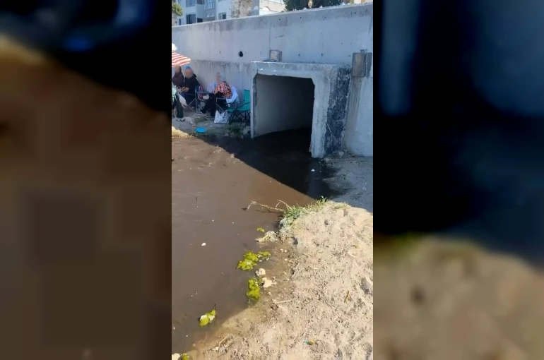 Kanalizasyon suyu sahilde vatandaşların üzerine aktı