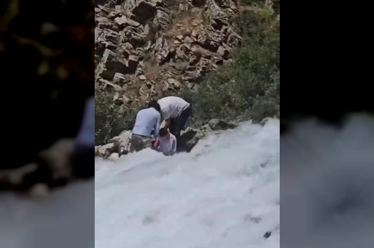 Kanispi Şelalesi’nde korku dolu anlar: Akıntının ortasında kalan çocuk son anda kurtarıldı