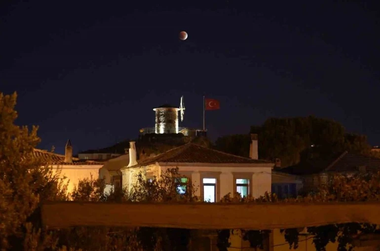 "Kanlı Ay" Ayvalık’tan görüntülendi
