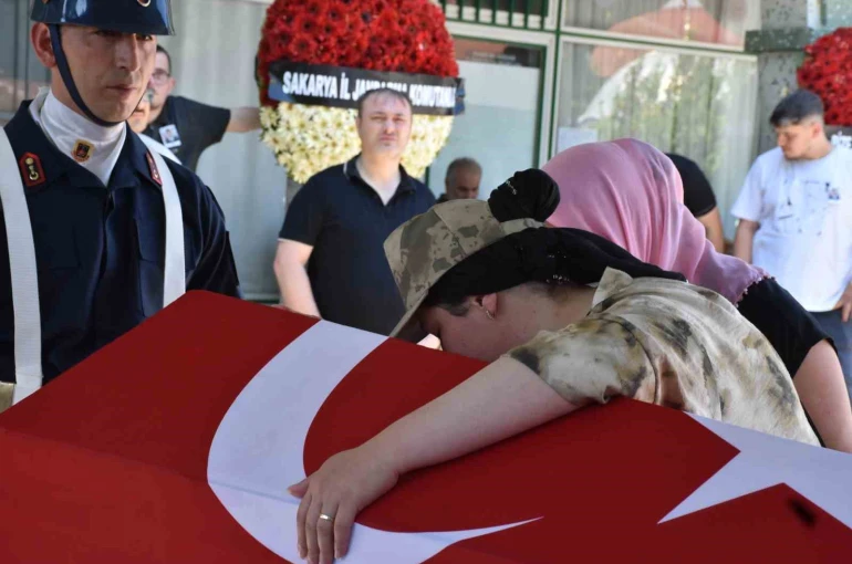 Kansere yenik düşen Uzman Çavuş, askeri törenle son yolculuğuna uğurlandı