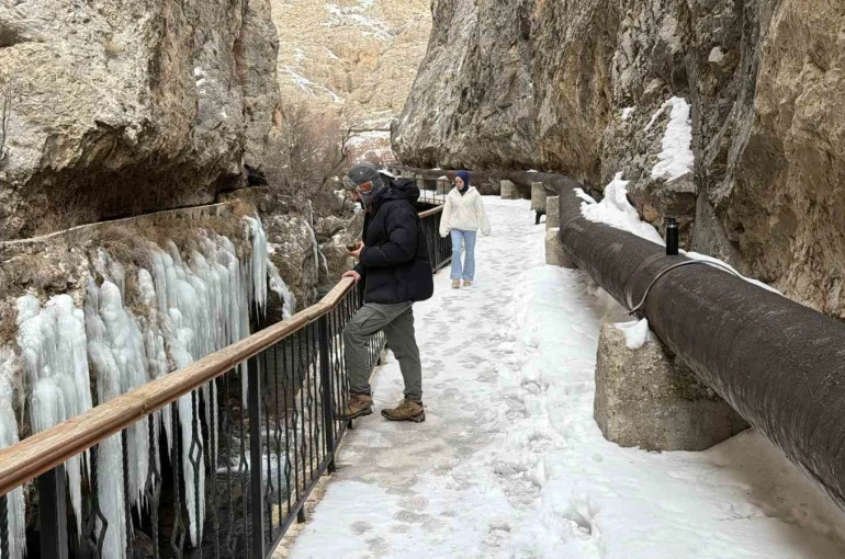 Kanyonda oluşan devasa buz sarkıtlarının boyu 5 metreyi aştı