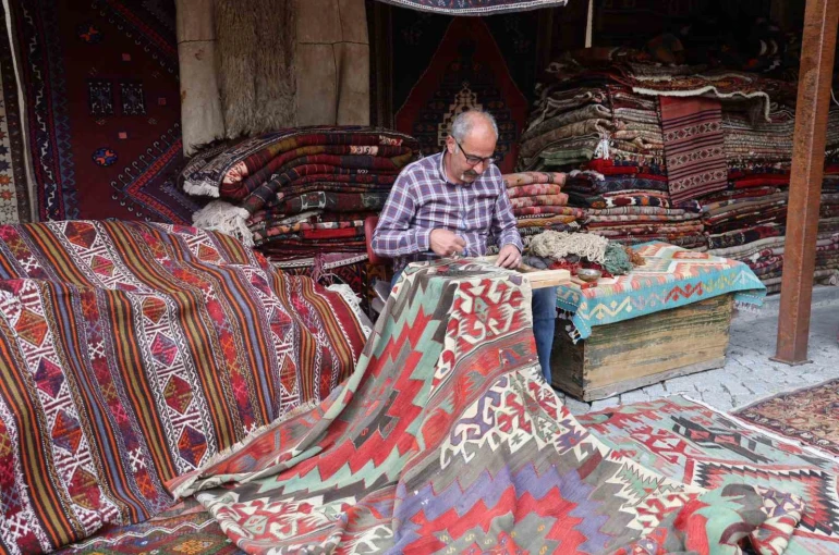 Kapadokya’da eski halılar ustaların elinde yeniden hayat buluyor