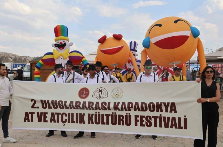Kapadokya’da güzellikleriyle büyüleyen atlar podyuma çıktı