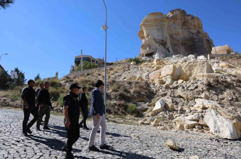Kapadokya’da Kadıkalesi’nin bir bölümündeki kaya parçaları koptu