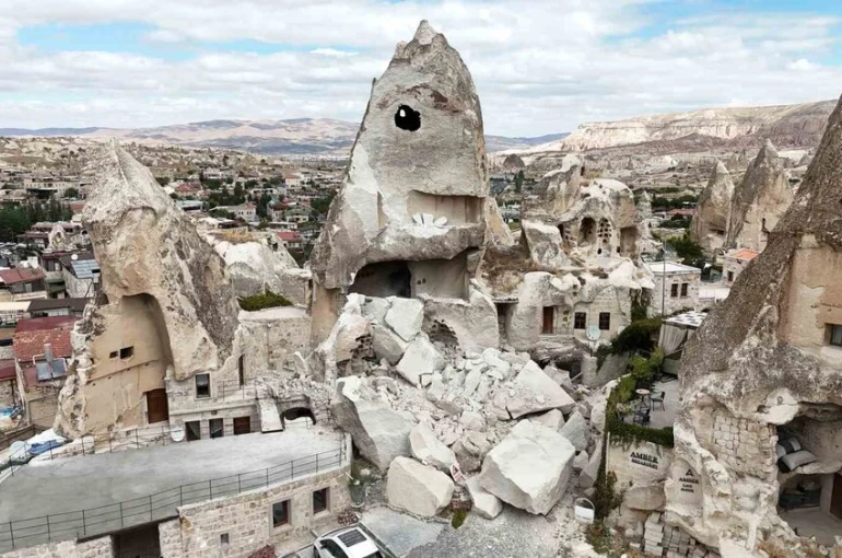 Kapadokya’da peribacası yıkıldı