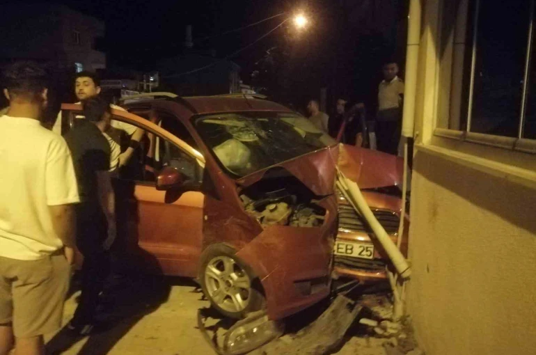 Kapaklı’da alkollü sürücü bina duvarına çarptı: 2 yaralı