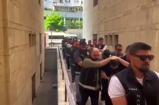 Kapıları koçbaşlarıyla kırdılar, çatı katında uyuşturucu yakaladılar: 79 tutuklama
