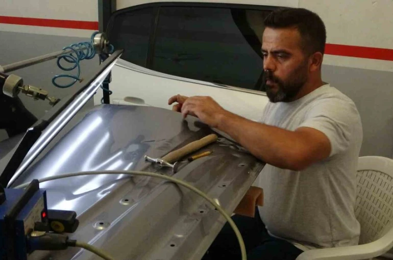 Kaporta ustası torpil ve balonla göçük düzeltiyor