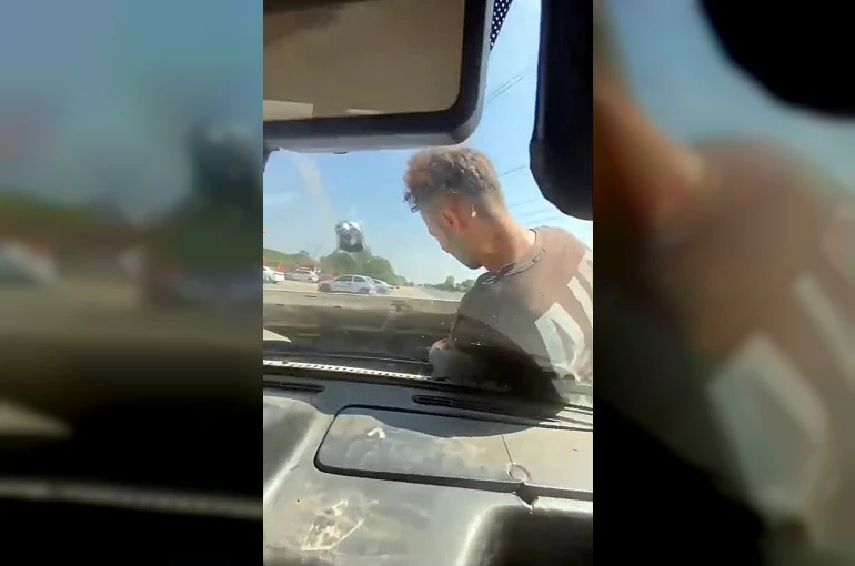 Kaput üzerinde giderek motoru kontrol ettiler