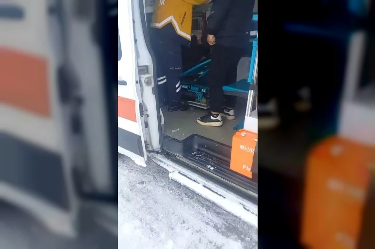 Kar engeline takılan ambulansa karayolları ekipleri yetişti