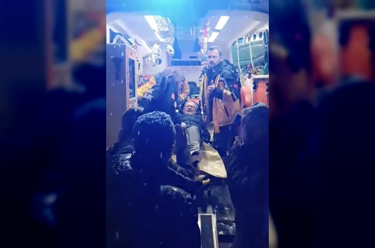 Kar sebebiyle köyde mahsur kalan hasta için seferber oldular