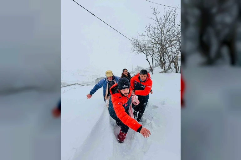 Kar, tipi, soğuk dinlemedi, AFAD 400 metre sırtında taşıdı