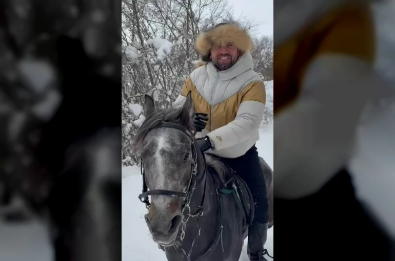 Kar üstünde dört nala at şovu
