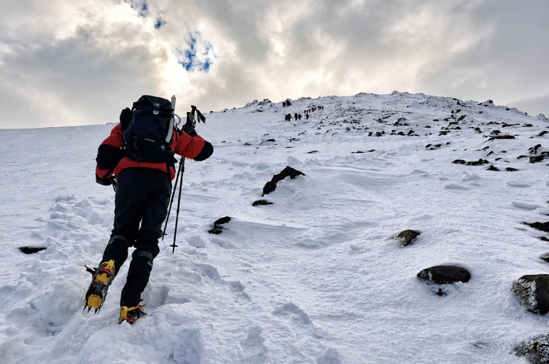 Kar ve tipiye rağmen Ağrı Dağı’na tırmanan dağcılar, tırmanışı kayıp dağcıya adadı