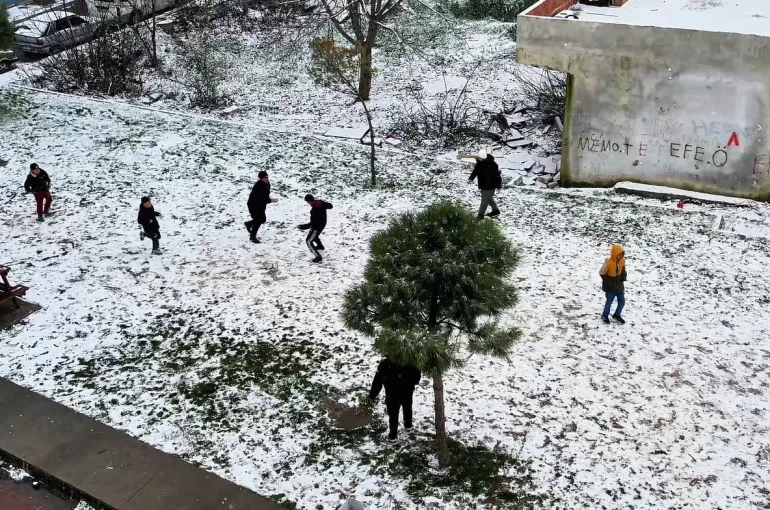 Kar yağışı altında futbol müsabakası dronla görüntülendi
