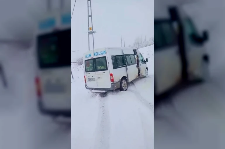 Kar yağışı nedeniyle yolda kalan öğrenci servisinin imdadına İl Özel İdaresi ekipleri yetişti