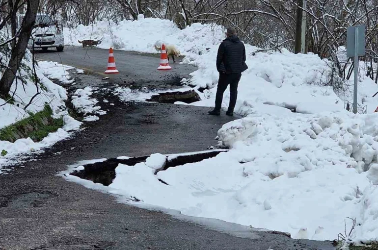 Kar yağışı sonrası mahalle yolu heyelana teslim oldu