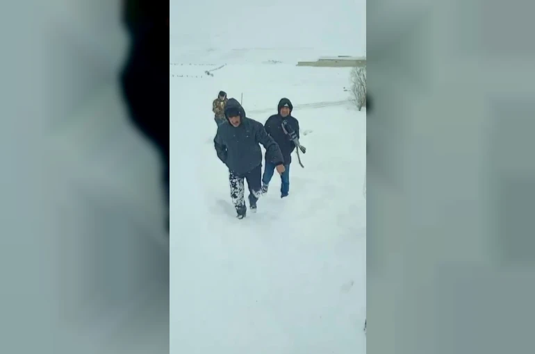 Kar yağışı yolları kapattı, kırsalda yaşayanlar temel ihtiyaçlarını karşılamak için kilometrelerce yol yürüdü