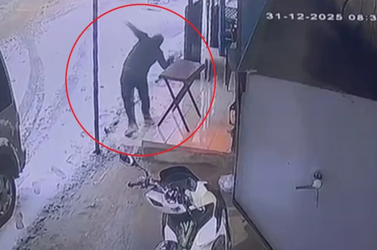 Kar yağışından dolayı kayganlaşan zemine ayağını atan yerle bir oldu