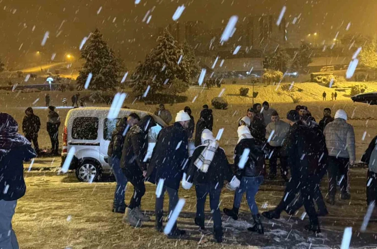 Kar yağışını horon ve halay oynayarak karşıladılar