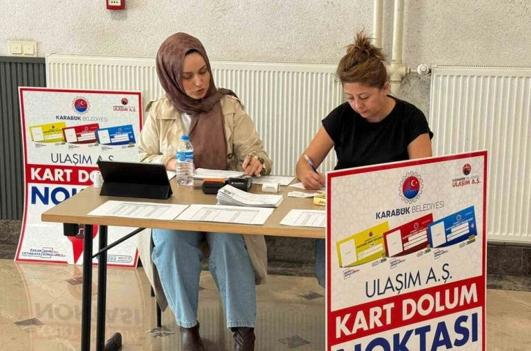 Karabük Belediyesi, öğrenciler için kampüs ve yurtlarda ulaşım stantları kurdu