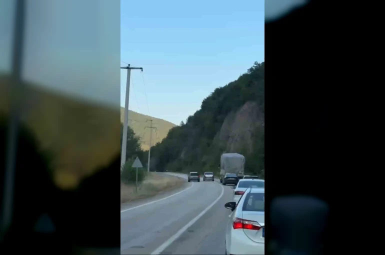 Karabük-Yenice kara yolunda tehlikeli sollamalar kamerada