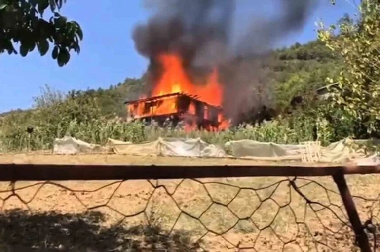 Karabük’te ahşap evde çıkan yangın ormanlık alana sıçradı