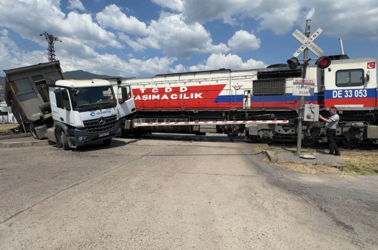 Karabük’te hemzemin geçitte lokomotif tıra çarptı
