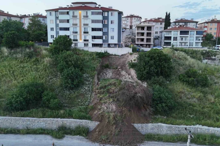 Karabük’te heyelan tehlikesi: Toprak kütlesi yola indi