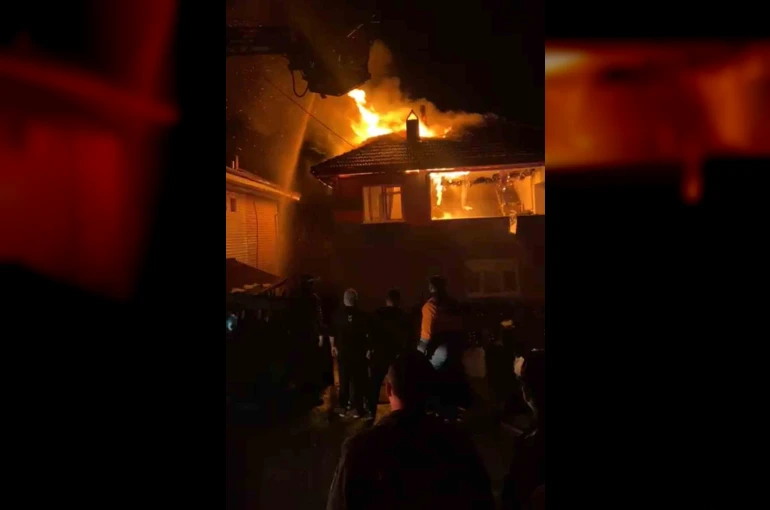Karabük’te iki katlı evde korkutan yangın