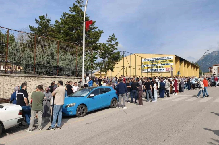 Karabük’te LGS heyecanı: Öğrenciler sınavda, veliler kapıda