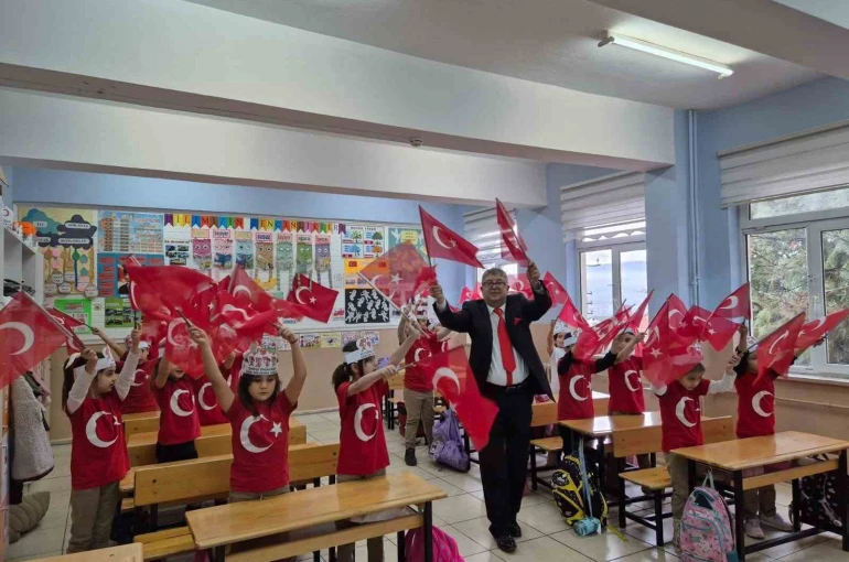 Karabük’te öğrenciler ikinci döneme Türk bayraklarıyla başladı