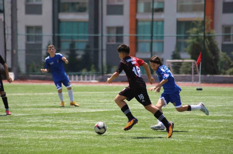 Karabük’te okul sporları futbol heyecanı başladı