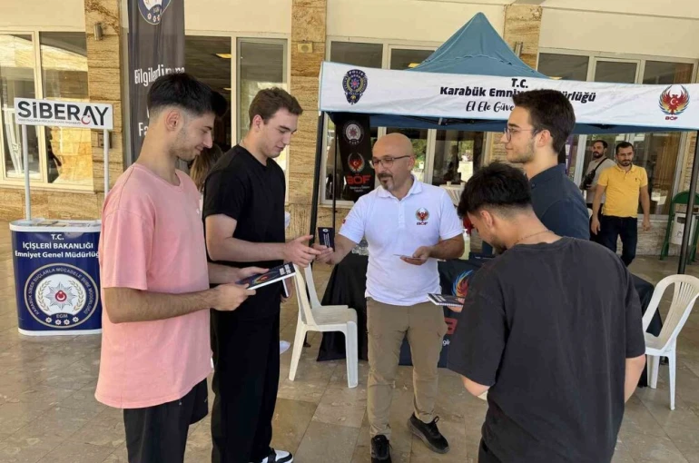 Karabük’te polisler üniversite öğrencilerini bilgilendiriyor 