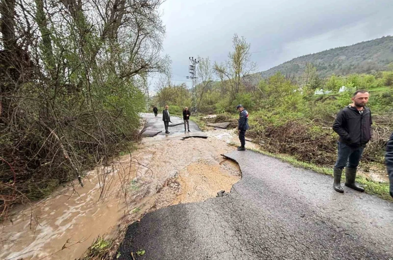 Karabük’te sağanak ve dolu su taşkınlarına neden oldu: Mahsur kalan 3 vatandaşı kurtardı