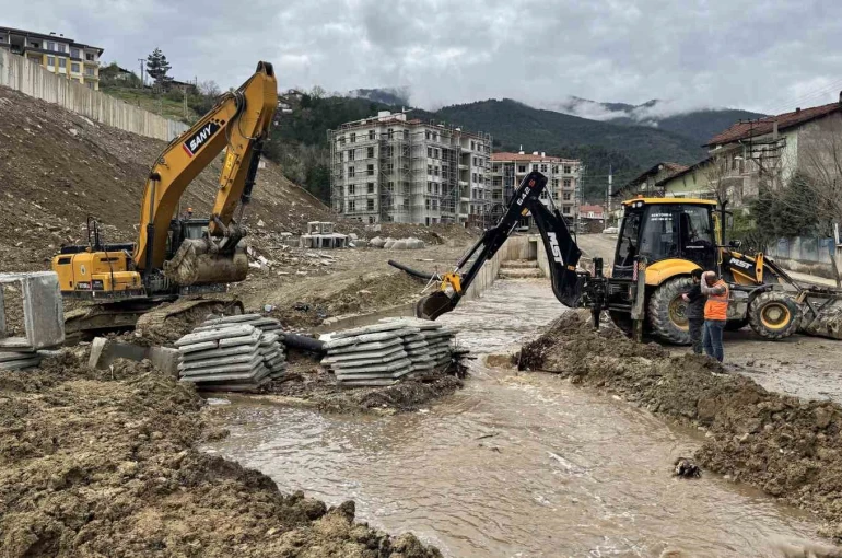 Karabük’te sağanak yağış sonrası dereler taştı