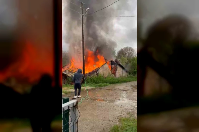 Karabük’te tek katlı ev çıkan yangında küle döndü 