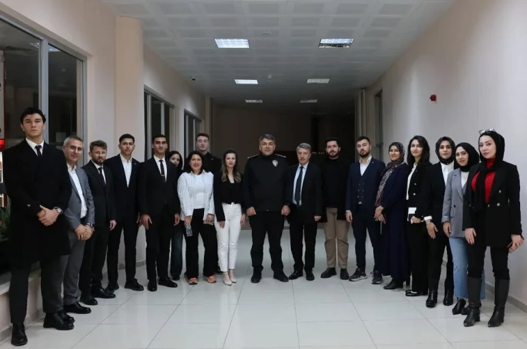 Karaburun’un Hukuk Fakültesi öğrencileriyle buluştu