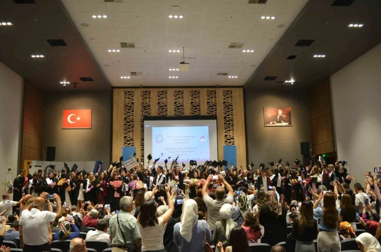 Karacabey MYO’nun 30. dönem mezunları kep attı